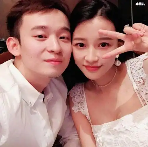 董子健对孙怡一见钟情,打听到孙怡还没有男朋友,就展开了疯狂的追求