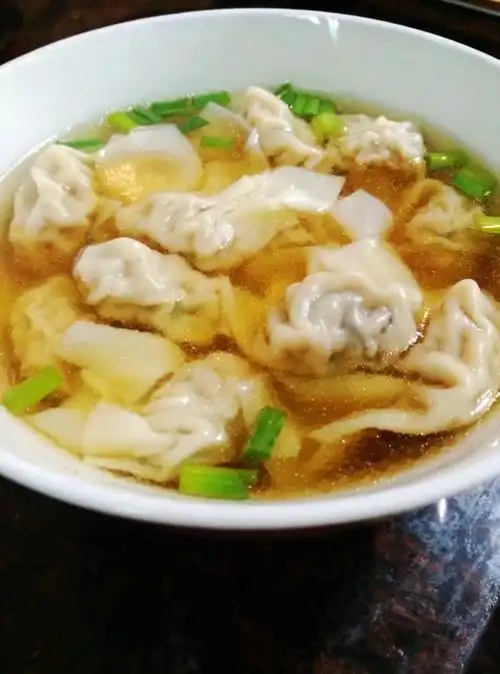 馄饨这个名字,最早见诸文字者,是汉扬雄的《方言》:"饼谓之饨.