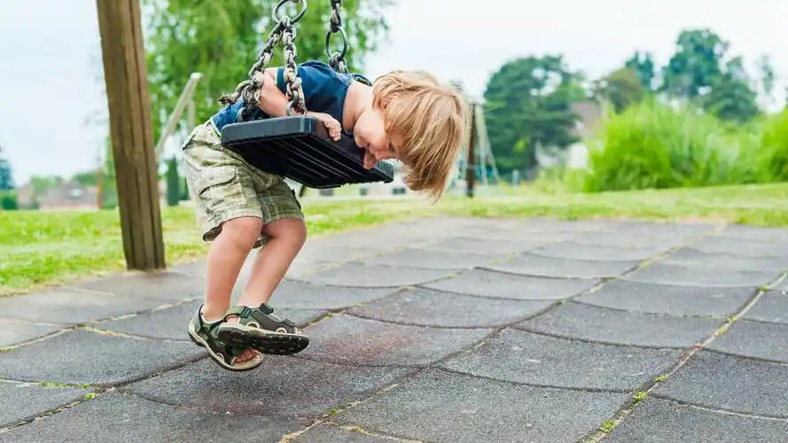 可爱萌娃荡秋千电脑壁纸萌娃荡秋千可爱孩子摄影