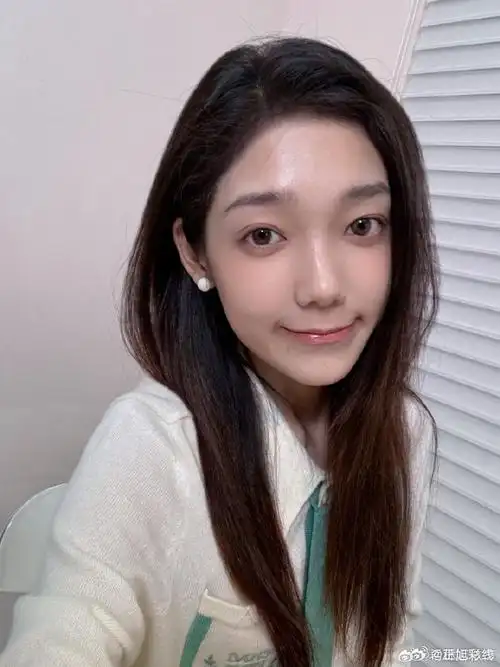 希林娜依高深v连帽衫#希林娜依高深v连帽衫搭配素颜,排练中的自拍照