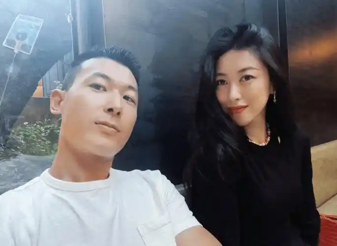 朱珠深夜秀恩爱,老公王昀佳被嘲面相不好,被网友调侃是富婆收割机_白