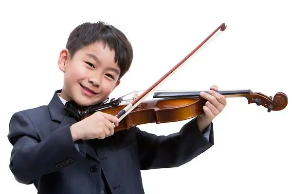 小男孩在拉小提琴