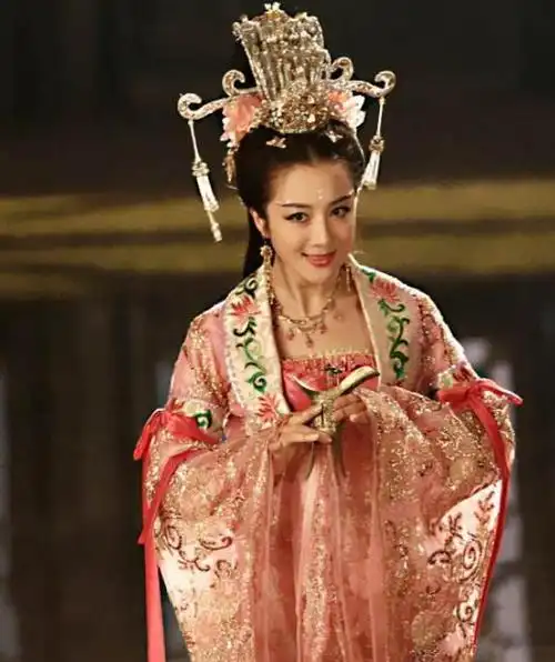 古装第一美李依晓年近40作品无数唯一的热搜却是被狗咬