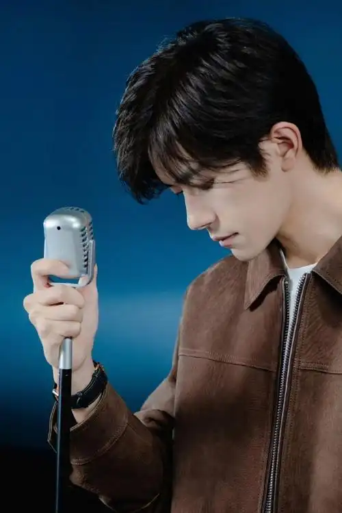 易烊千玺逆光侧颜照##易烊千玺新歌出图