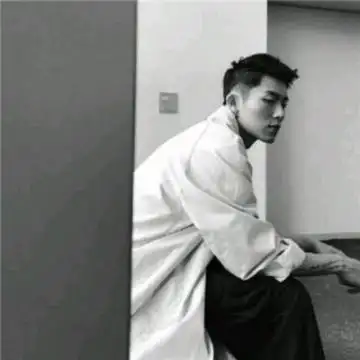 男生头像冷酷忧伤伤感你一笑就晴朗像午后的阳光