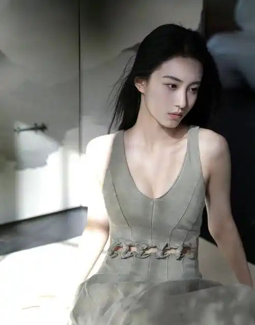 王梓莼绿色吊带连衣裙优雅写真_黑色_长发_肩头