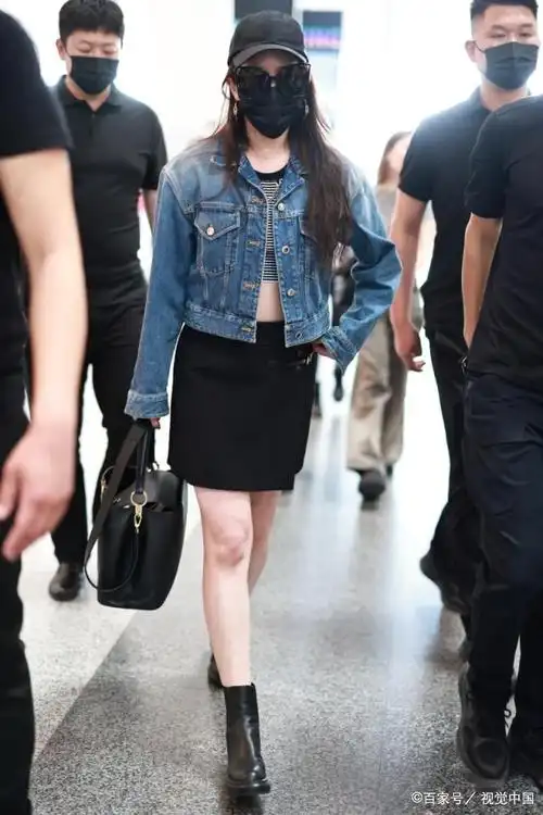 刘亦菲她身着一袭黑色短裙,犹如黑夜中的精灵,轻盈而灵动