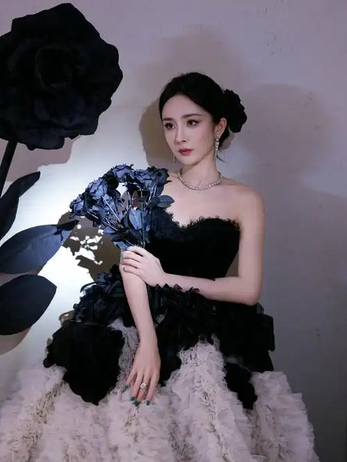 杨幂穿黑白拼色礼服秒变女王 优雅又迷人_网易娱乐