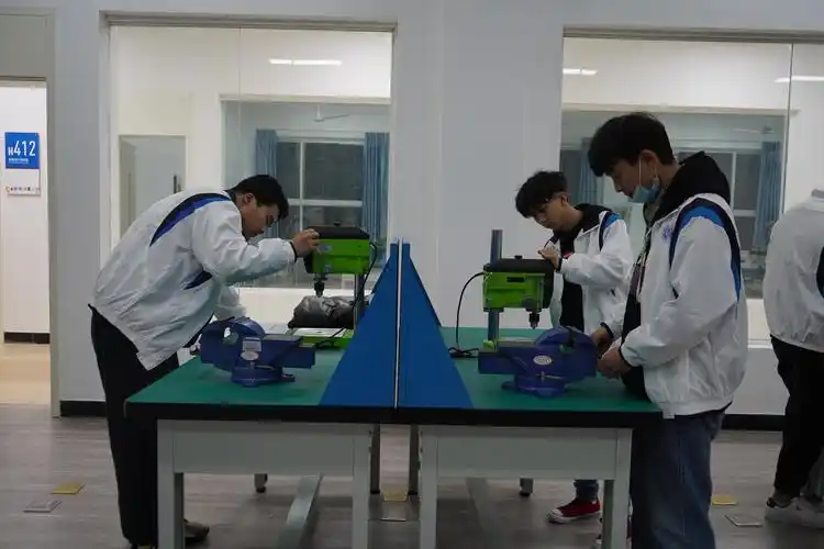 机械综合实验室