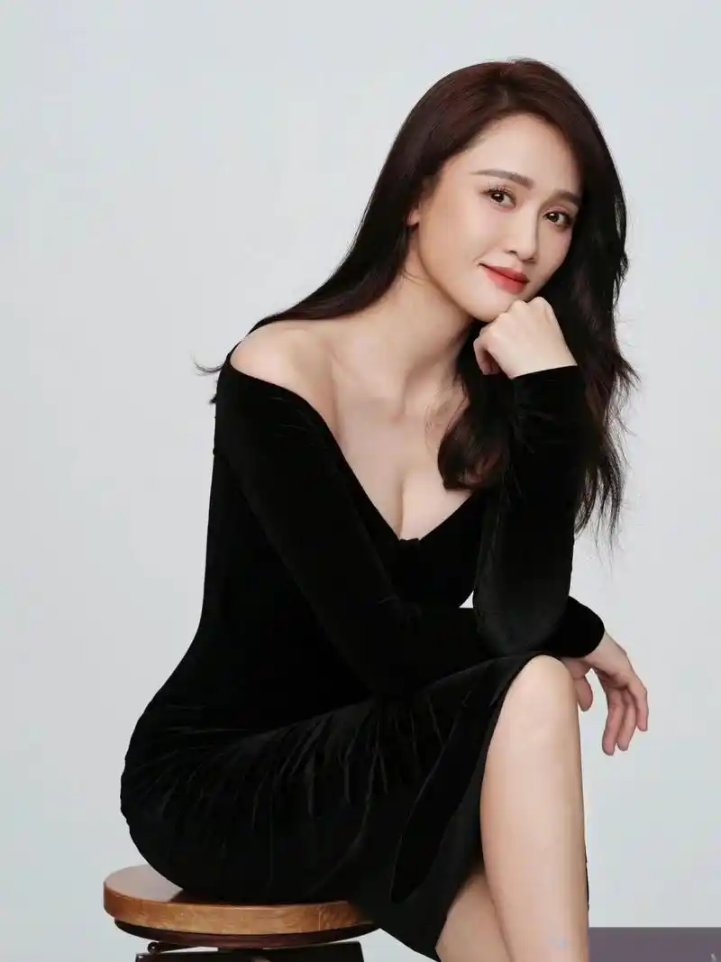 陈乔恩气质真绝了,穿工装外套搭配黑色牛仔裤又飒又美