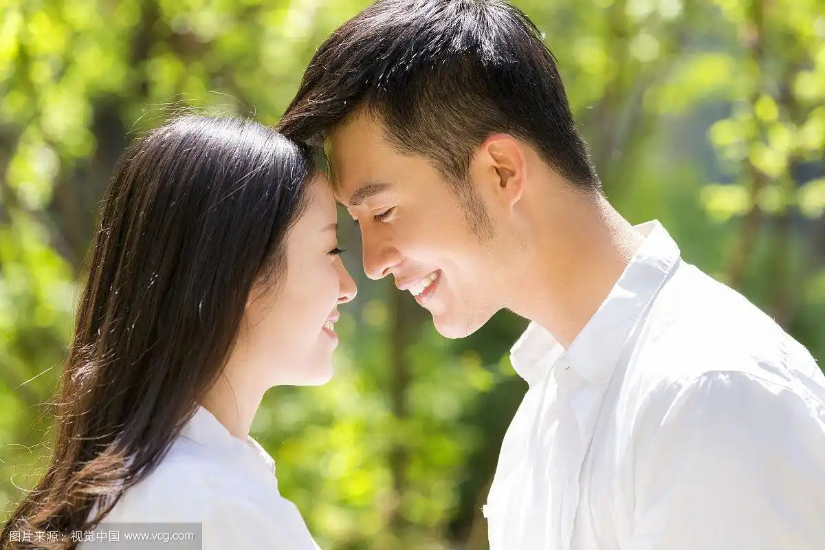 年轻情侣深情的面对面