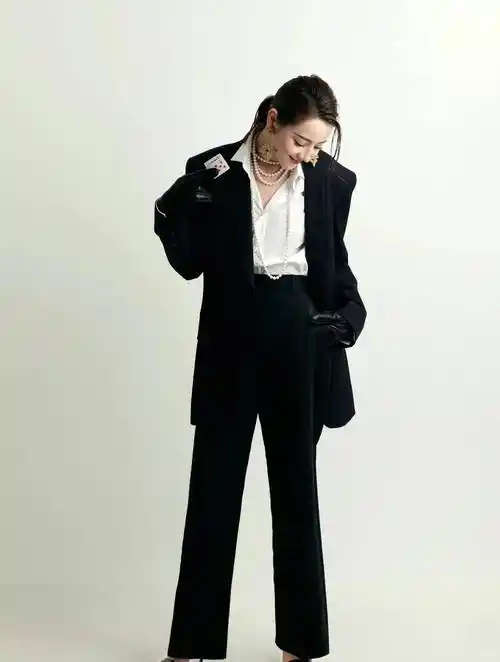 迪丽热巴生日大片,经典黑色西装加白衬衫又美又飒,御姐范十足_未来的