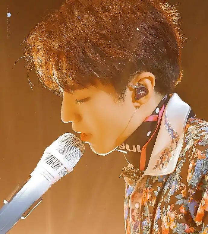 [tfboys][分享]201112 王俊凯的话筒合集,是优雅王子的专属--爱豆app