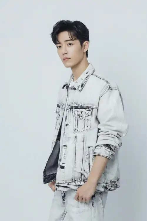 肖战简约休闲水洗牛仔外套高清壁纸