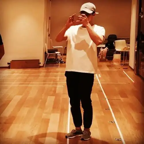 有些人啊,舞台上的贵族,自拍界的塌方