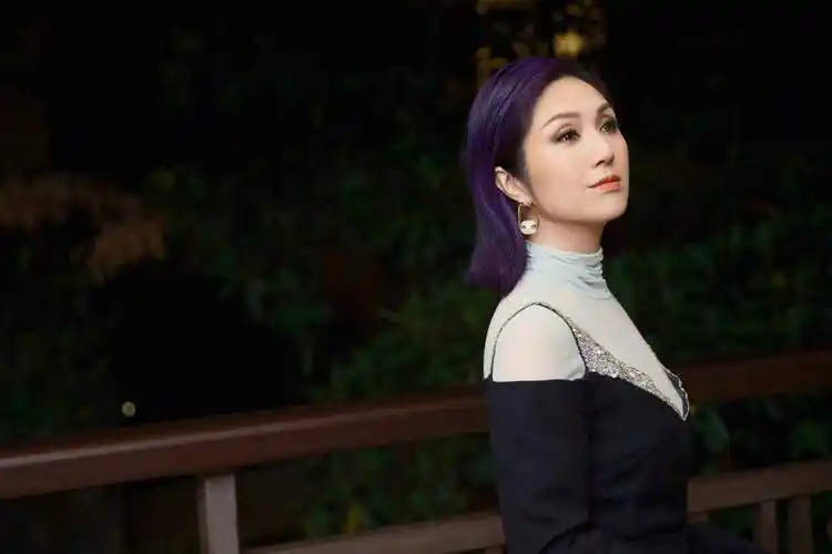 杨千嬅银河方舟音乐节斜肩礼服写真 挑染紫发浪漫时髦_杨千嬅_写真