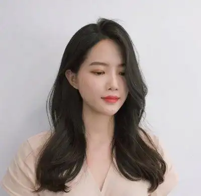 今年25岁了,不要在梳 直发发型,秋天将中长发烫成向外的卷发,以三七分