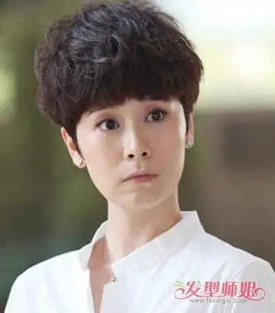 女生简单厚实平刘海蘑菇头短发