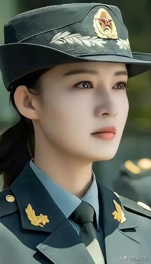 李沁军装照太好看了_网易订阅