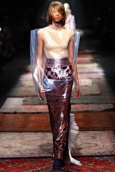 美国姑娘太敢穿穿透明裙子回头率百分百真替边上路人尴尬