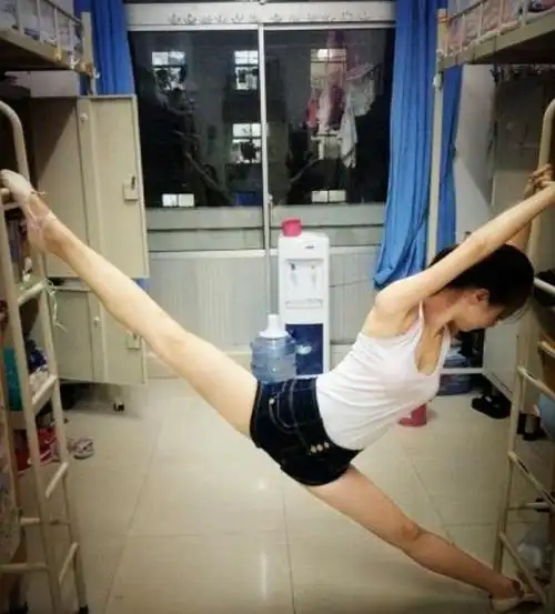 随着劈腿照片在网络爆红,"一字马"女孩则被宅男们评判为"一字马100分"