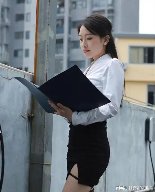 美女上班穿白色衬衫,黑色包臀短裙配吊带丝袜是一种什么样的感觉