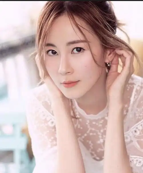 傅颖(theresa fu),出生于中国香港.