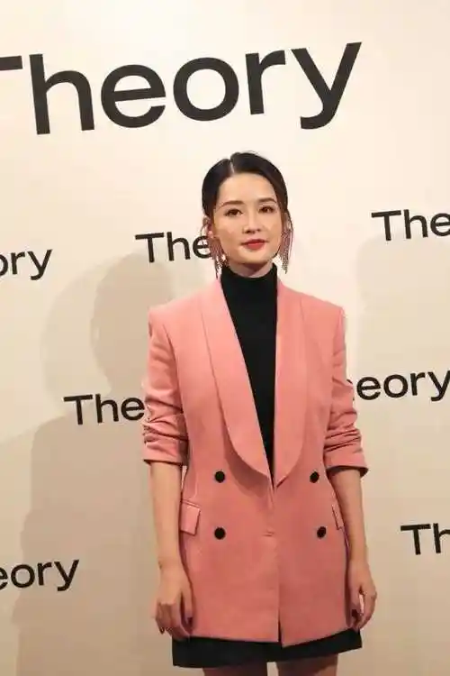 粉色西装的搭配能够一定程度上提升你的个人魅力,同时可以展现出少女