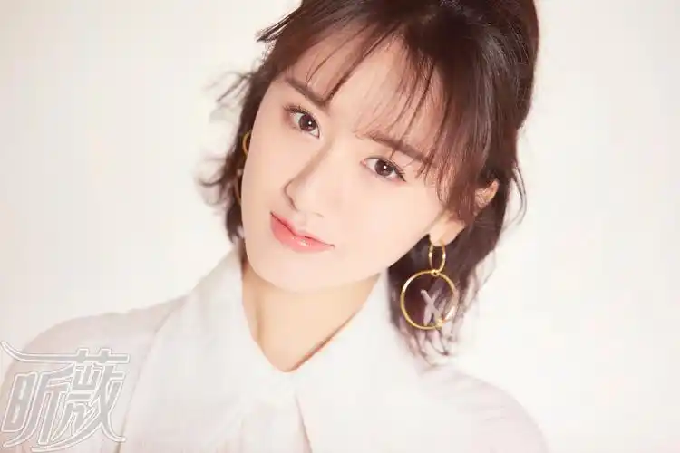 袁冰妍曝最新写真 眉眼盈盈点缀初春