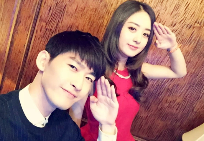 张翰成名前旧照曝光,五官清秀颜值高,与女同学合影有点害羞