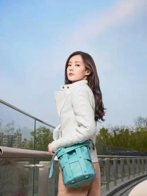 李一桐清新灵动迎风而来