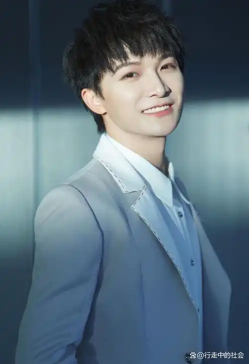 周深:逆风而上的十年,他把自己打造了一块钢化玻璃