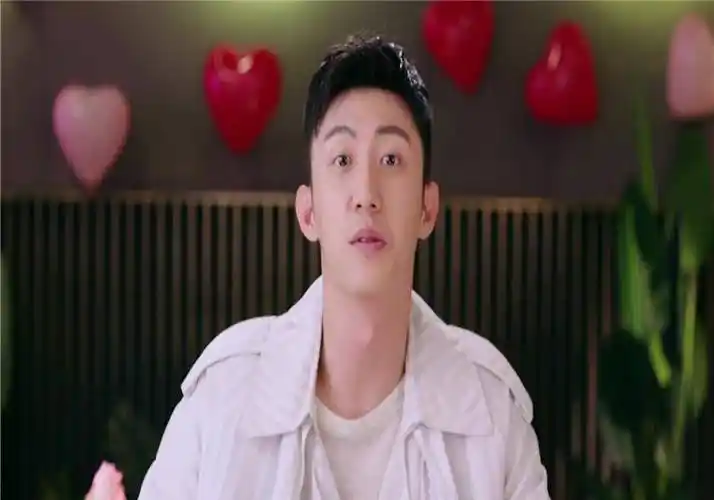 迪丽热巴黄景瑜恋爱了?一张照片告别2022,希望两人发展越来越好.