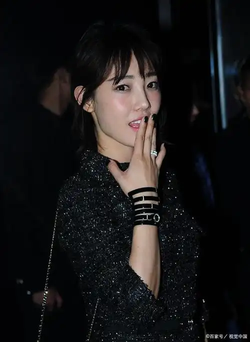 照片中的女演员白百何被拍到在室内吸烟的画面,而在聚会结束后,她还与