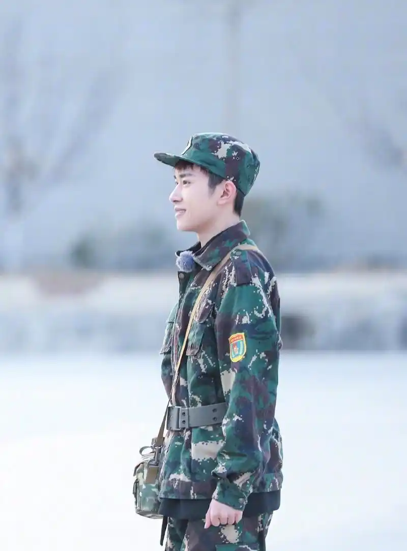 爱豆营业日常# 【易烊千玺参加中戏军训】@易烊千玺 穿迷彩服也吹得