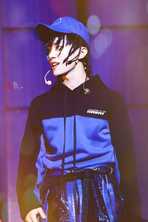 舞台上的易烊千玺光芒四射颇为俏皮的小脏辫举手投足尽显时尚