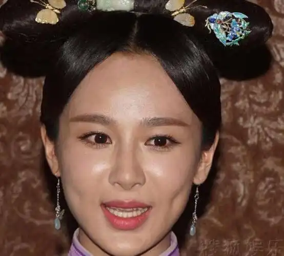 关晓彤隔空告白李易峰 晒比基尼照 网友忧其成第二个杨紫