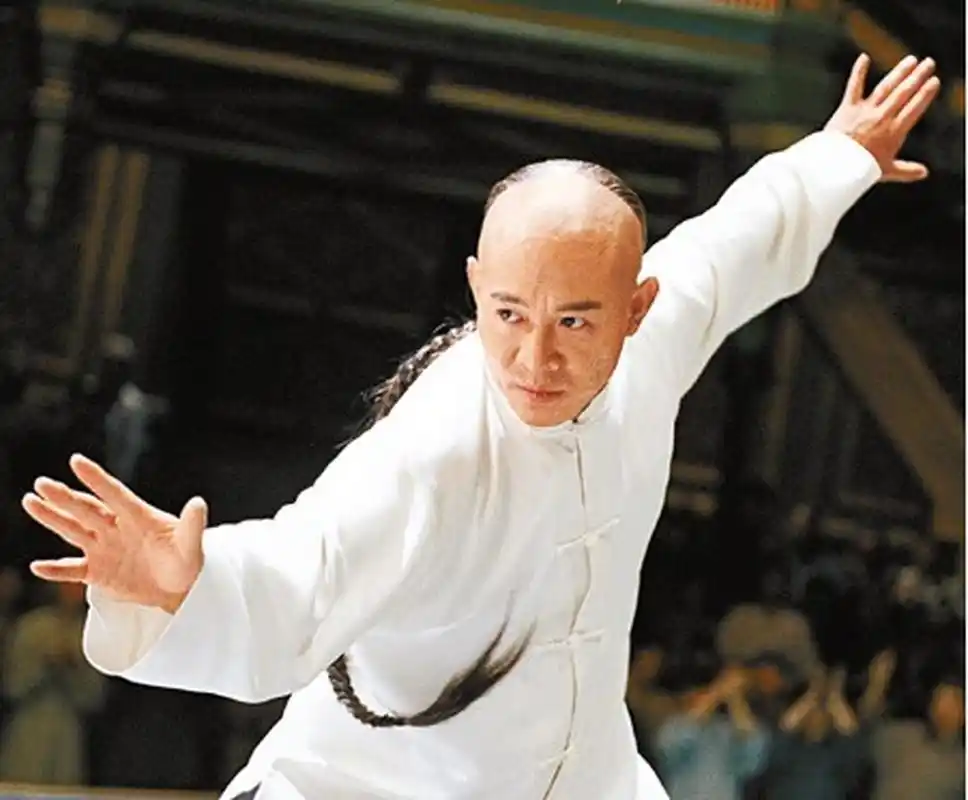 其实,电影《霍元甲》中,西方人美谷若与李连杰饰演的霍元甲进行赤手