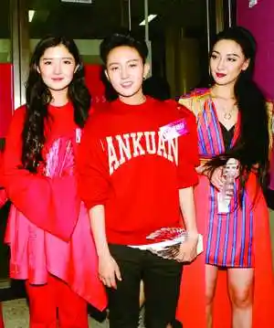 方圆(左起),张晓钰,王金金分别得第二至第四名.