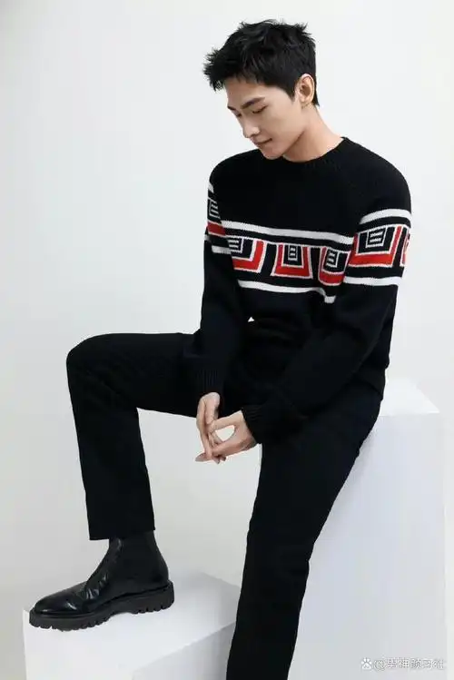 这个季节是穿第一名的衣服,当然就是各种毛衣了,也在不少男明星的身上