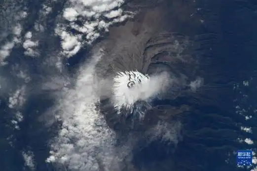 航天员视角下的地球家园和浩瀚宇宙《在公交车上被撞出了水作文》蓝光