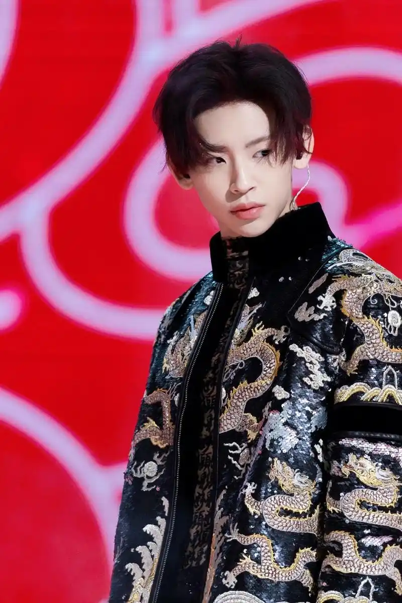 小鬼新闻210205可酷可拽可盐可帅鬼哥上演双台春晚偏爱锦绣让你过足