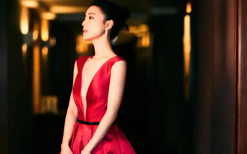 张静初红色礼裙性感写真桌面壁纸