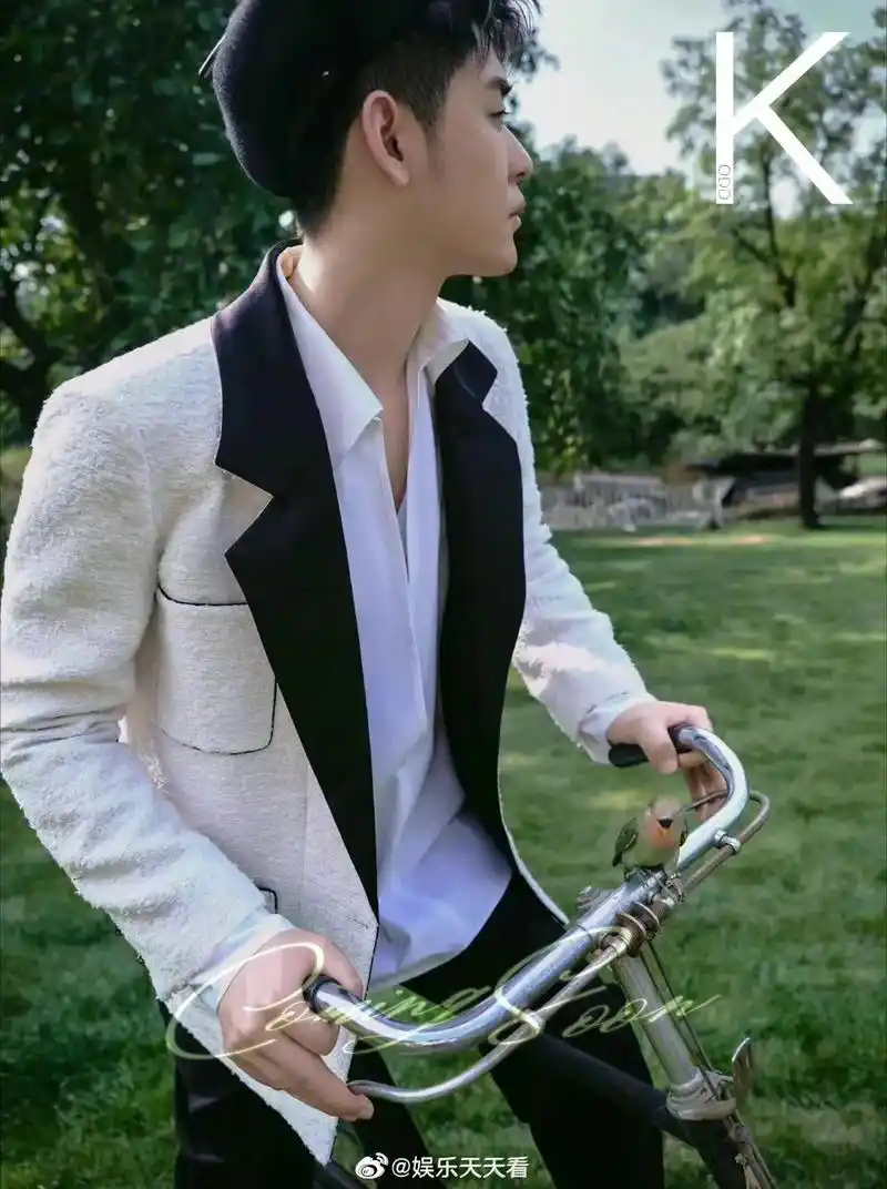 张云雷超话.#请把西装焊死在身上 张云雷西装look走一波 - 抖音