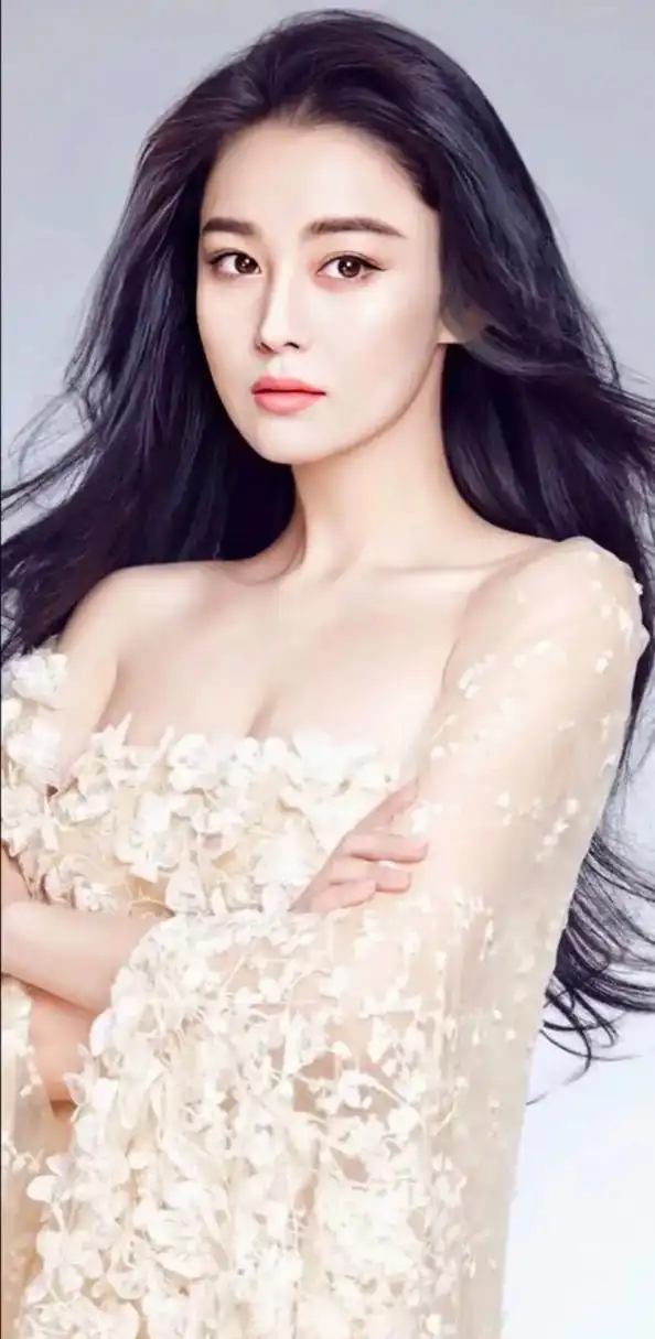 张馨予高清写真 张馨予(原名张燕),1987年出生于江苏省苏州市昆山市