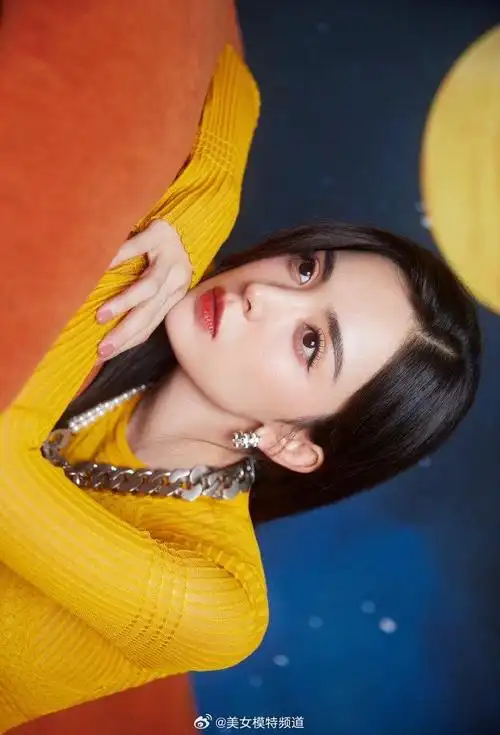 古力娜扎皓月星空写真曝光长发披肩尽显温柔妩媚