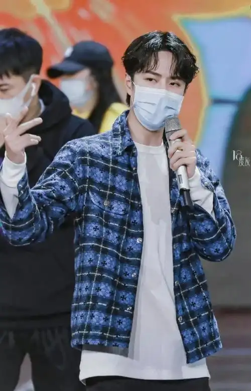 珍藏一部分18度灰拍摄的王一博的照片,他拍的好专业@uniq-王一博