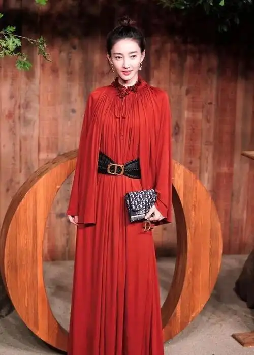 王丽坤终于美回来一袭锈红色连衣裙配腰带时髦有气质太美了