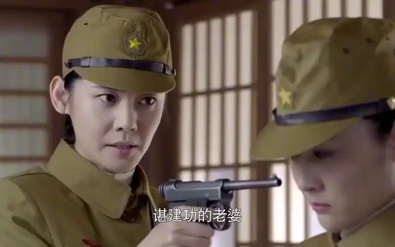 最后:女大佐在这悠闲等人,不料客人没等来,等来一群我军战士