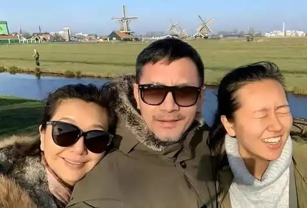 在拍摄过程中,江珊不幸腰部受伤,幸运的是,田小洁迅速赶到现场,并安排